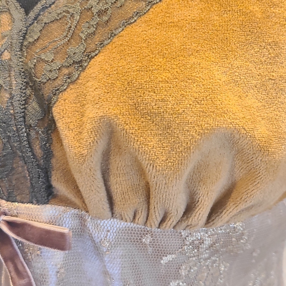 Trixxi: Satin, Lace and Velvet Sleeveless Top in Gold and Taupe Tones - Picture 3 of 10